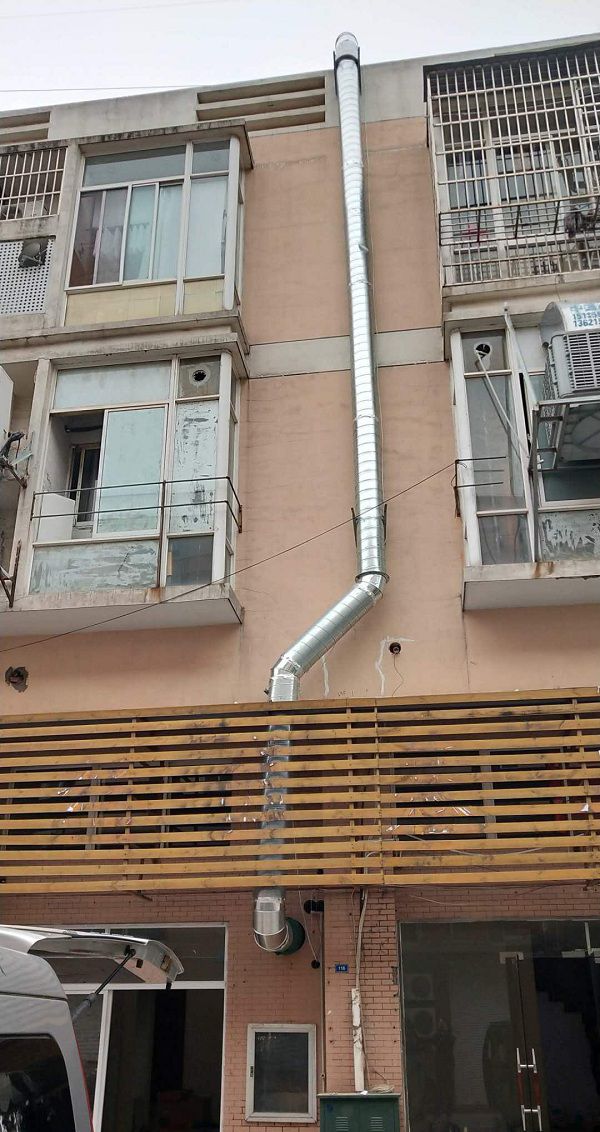 南京某饭店外墙油烟管道安装